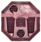 Sześciokątna taca ze śliwkami i jeżynami o p&oacute;łnocy